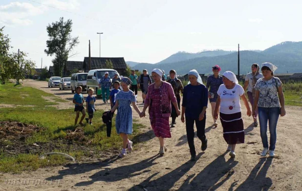 В бурятском селе борются с онкозаболеваниями во время крестного хода.