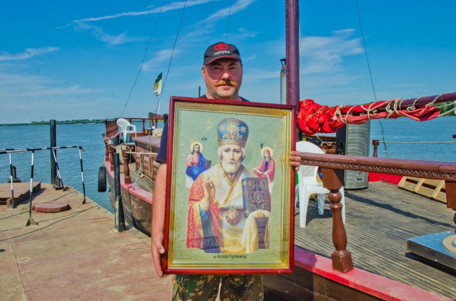 Сергей Рождественский с иконой.