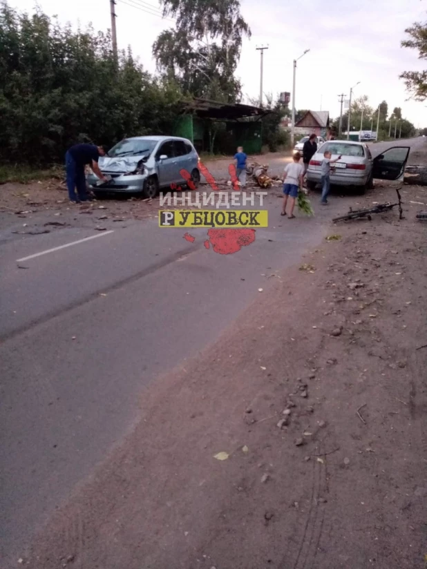 Ветер обрушил дерево, которое "устроило" ДТП на дороге в Рубцовске. 31 августа 2019 года.