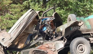 Грузовик, стоявший на обочине, "зацепил" "КамАЗ". 1 сентября 2019 года.