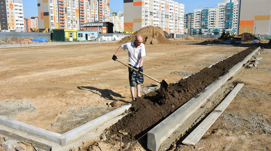 Вячеслав Франк на строительстве детсада в квартале 2006а. 