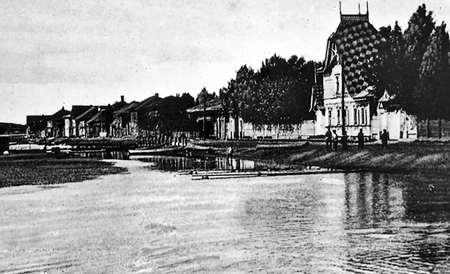 Дом Александра Лесневского на левом берегу пруда.