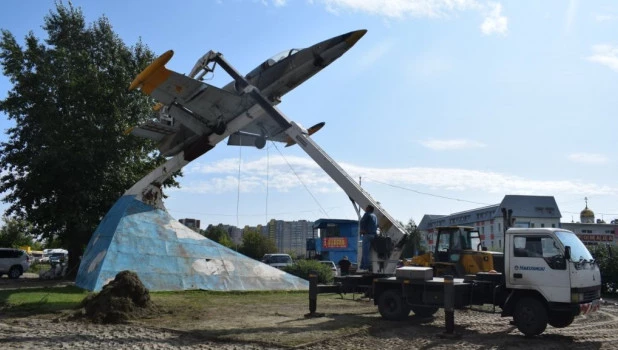 Самолет Л-39 в Барнауле.