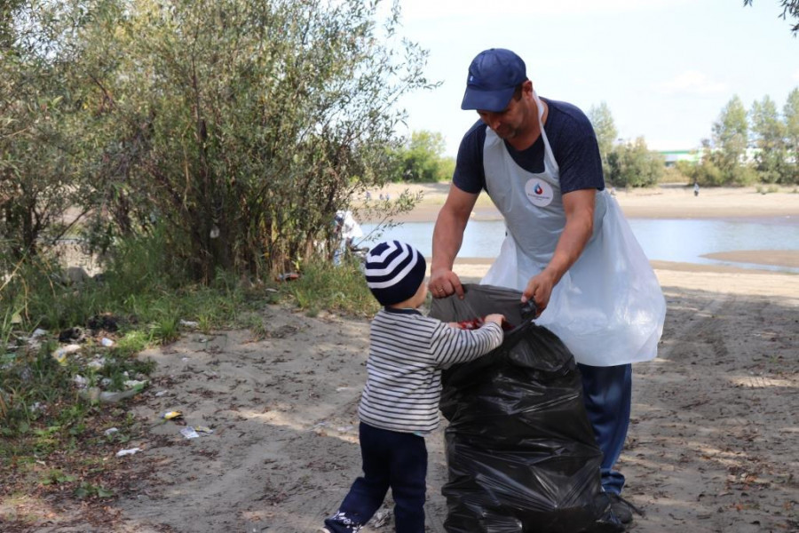 «Росводоканал Барнаул» очистил берег Оби от мусора.