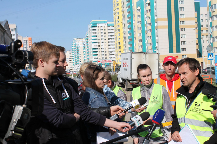 «Дорожная инспекция ОНФ» проверяет качество дорог Барнаула.