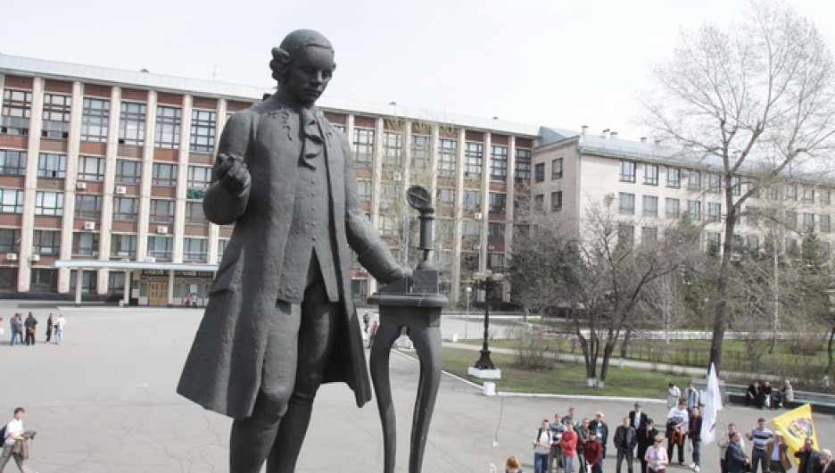 Студенты "политеха" отмыли памятник Ползунову.