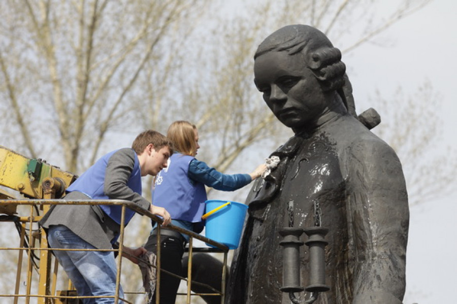 Студенты &quot;политеха&quot; отмыли памятник Ползунову.