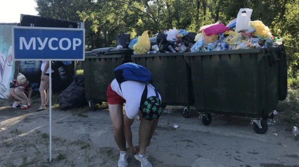 Барнаул, пляж, 2019 год. Контейнеры переполнены отходами, которые можно использовать вторично.