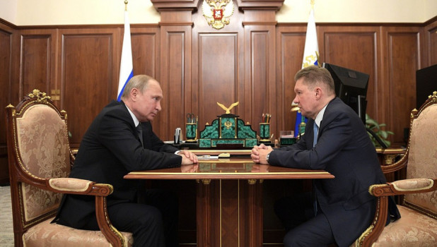 Путин присвоил главе "Газпрома" звание "Герой труда"