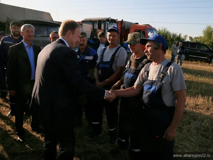 Виктор Томенко обсудил с жителями развитие степных районов Алтая.