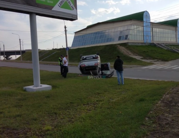 Кроссовер перевернулся в Барнауле.