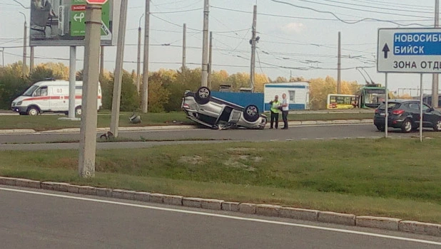 Кроссовер перевернулся в Барнауле.