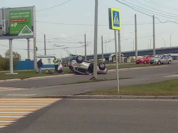 Кроссовер перевернулся в Барнауле.