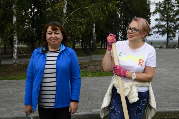 Депутаты БГД высаживают яблони в Нагорном парке. 