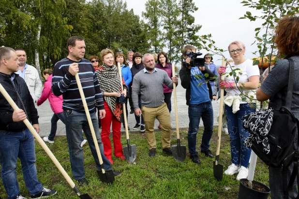 Депутаты БГД высаживают яблони в Нагорном парке. 