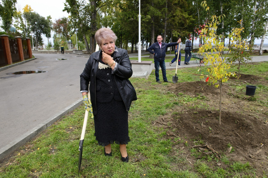 Депутаты БГД высаживают яблони в Нагорном парке. 