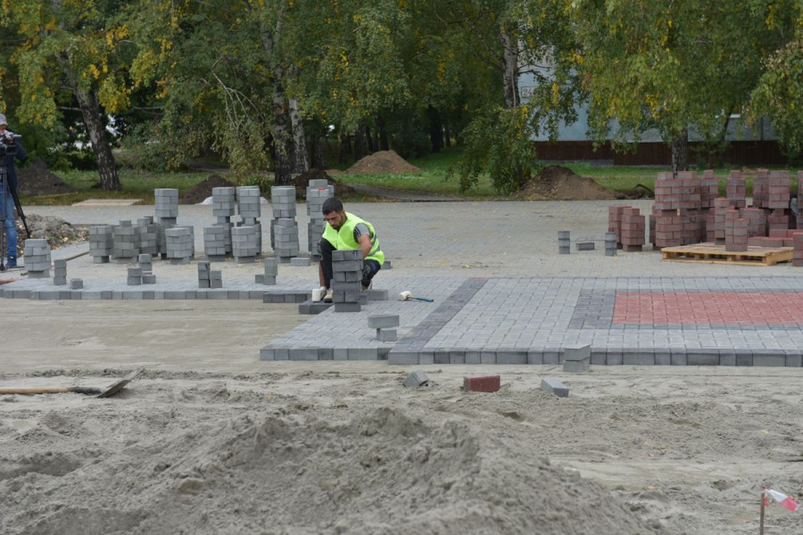 Строительство пешеходного фонтана в сквере на улице Панфиловцев, 22.