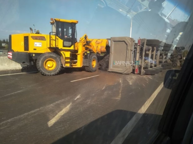 Фура завалилась на бок на новосибирской трассе. 