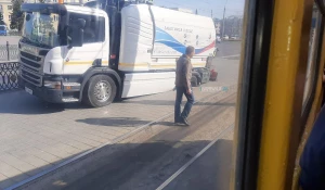 Спецмашина провалилась в яму в центре Барнаула.