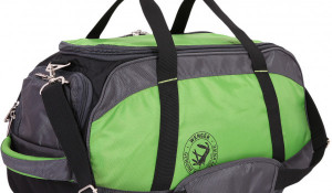 Зеленая спортивная сумка.