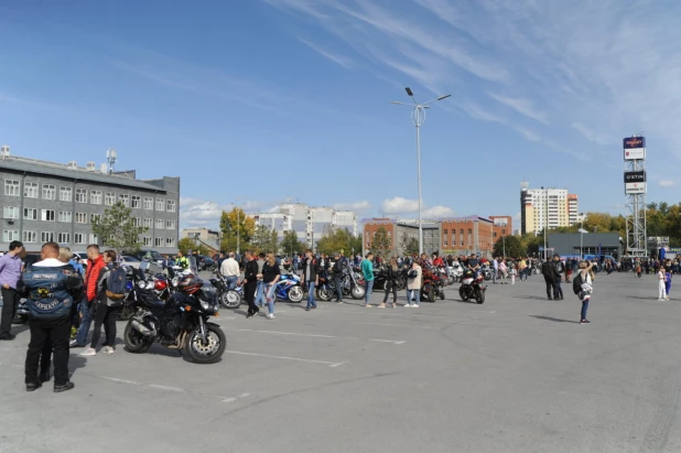 Байкеры весело закрывают летний сезон в Барнауле.