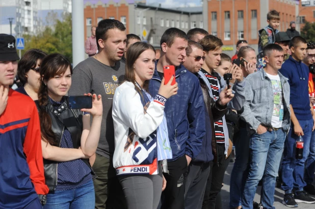 Байкеры весело закрывают летний сезон в Барнауле.