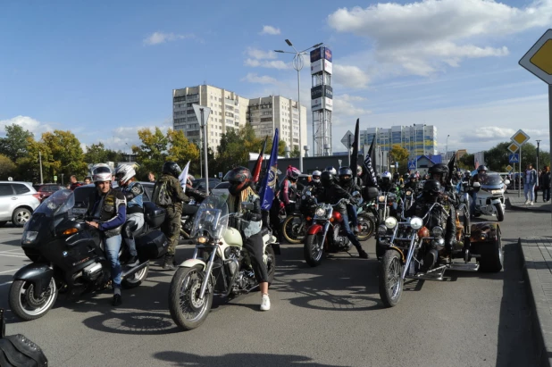 Байкеры весело закрывают летний сезон в Барнауле.