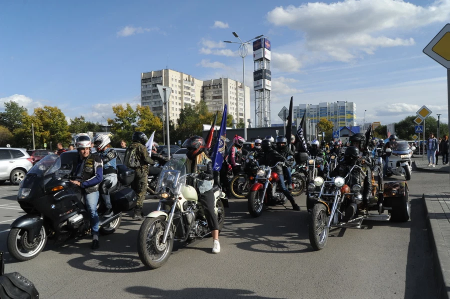 Байкеры весело закрывают летний сезон в Барнауле.