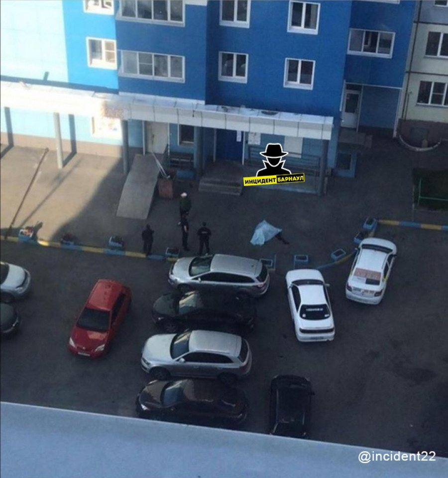 Женщина выпала из окна в Барнауле.