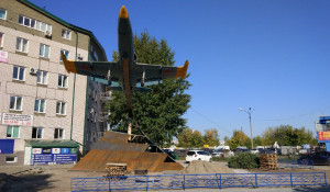 Ремонт памятника-самолета Л-39 в Барнауле.