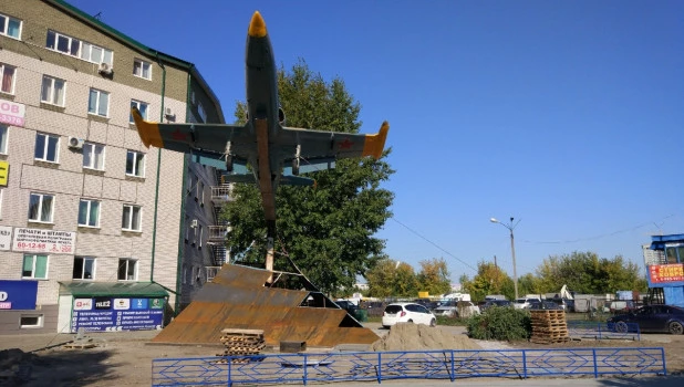 Ремонт памятника-самолета Л-39 в Барнауле.