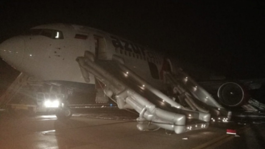 Boeing-767 после аварийной посадки в барнаульском аэропорту.