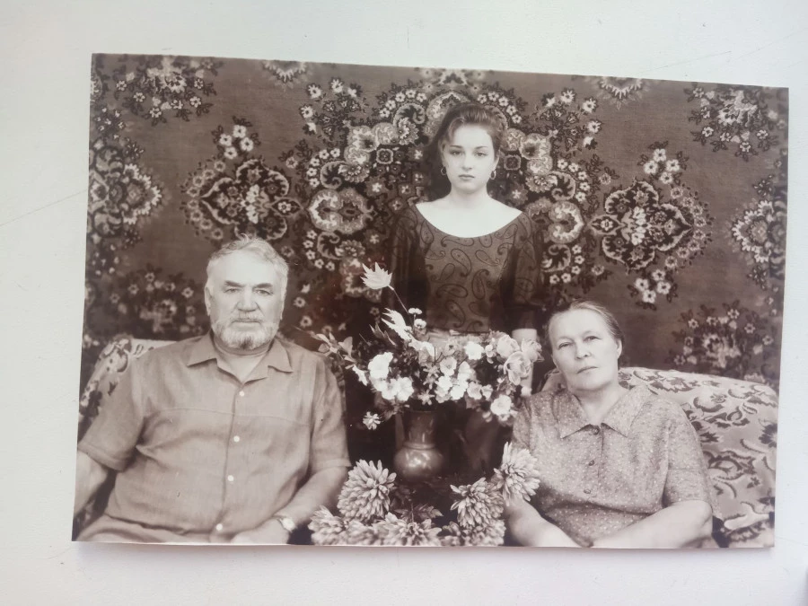 Супруги Иванниковы с внучкой.