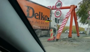 Очередная фура попала в ловушку на старом мосту в Барнауле. 