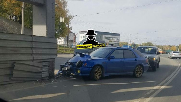 Автомобиль врезался в мост на пр. Строителей.