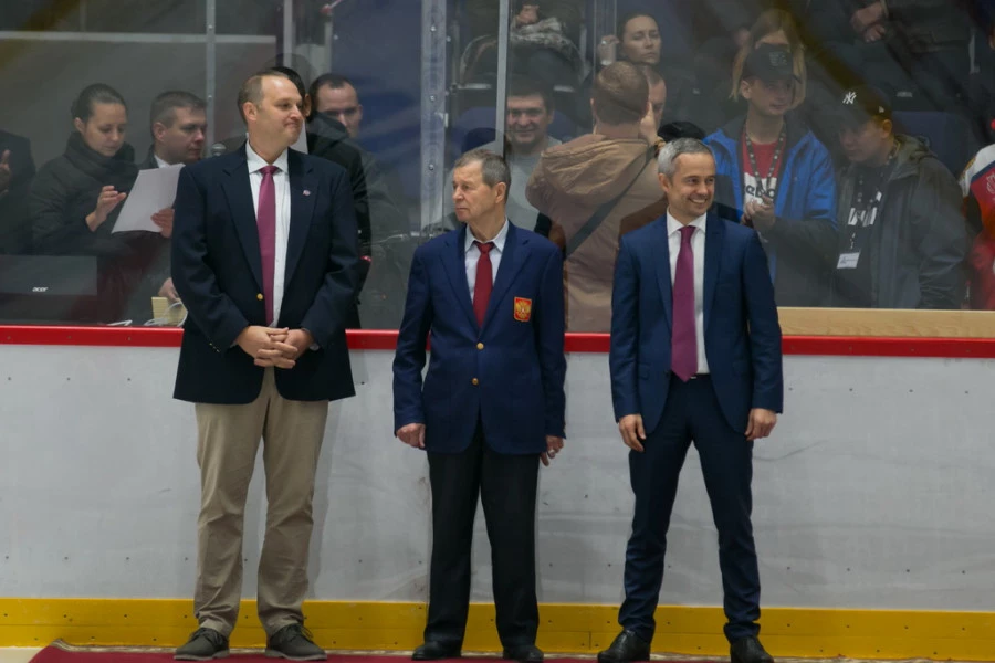 Пол Хеберт, президент Американской ассоциации университетского хоккея (слева)