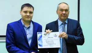 Награждение инженера отдела технологического присоединения АО «СК Алтайкрайэнерго» Дмитрия Бояркова.