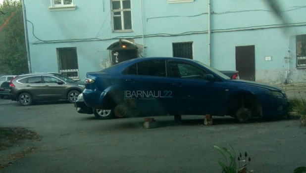 В Барнауле с автомобиля сняли колеса