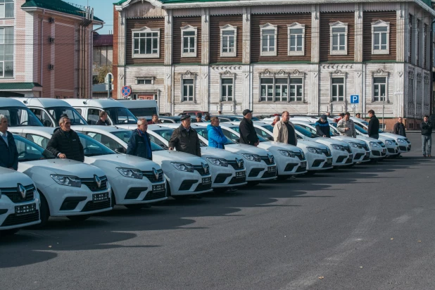 Алтайские школы получили новые автомобили.