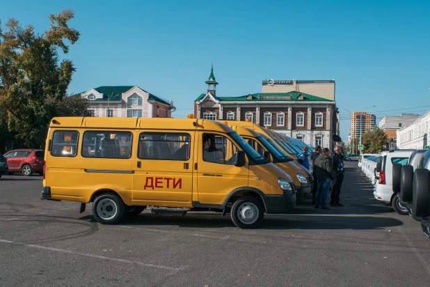 Алтайские школы получили новые автомобили.