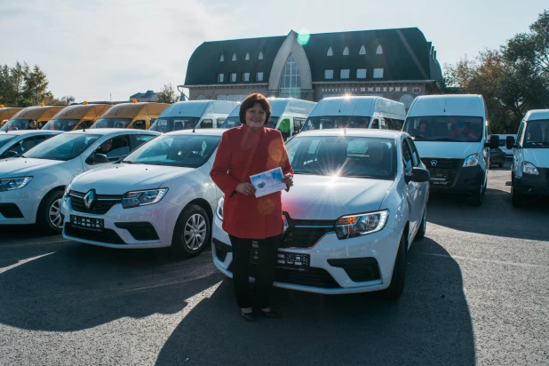 Алтайские школы получили новые автомобили.