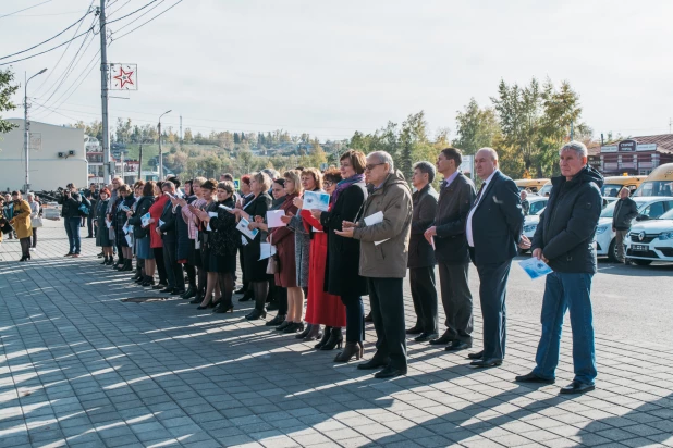 Алтайские школы получили новые автомобили.