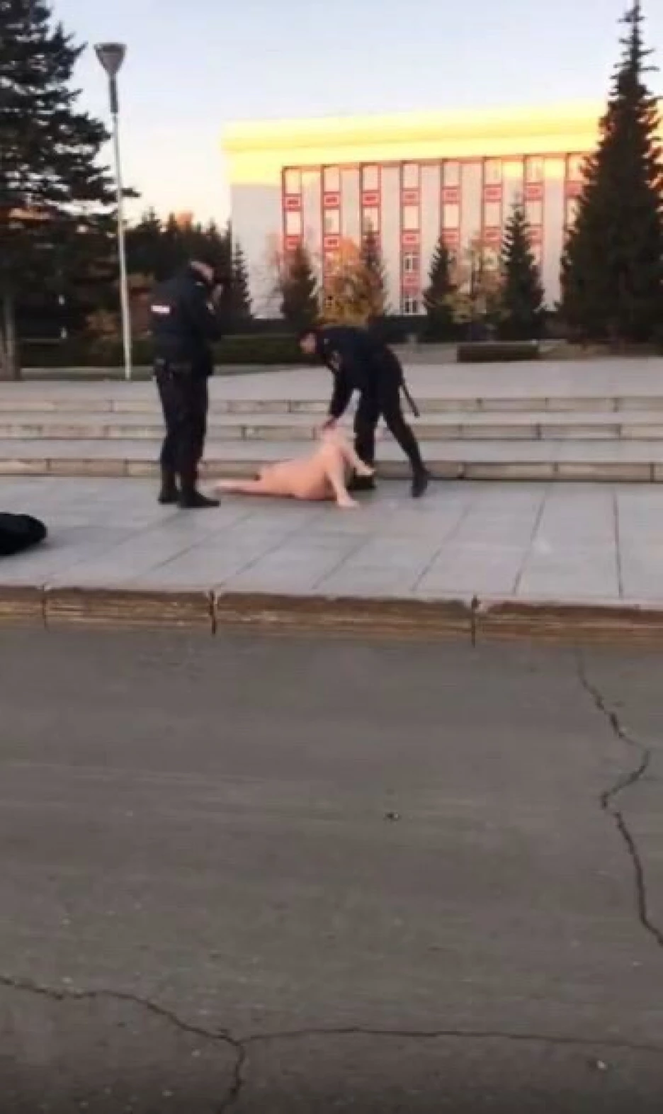 Голая девушка отчаянно отбивалась от полиции перед правительством  Алтайского края