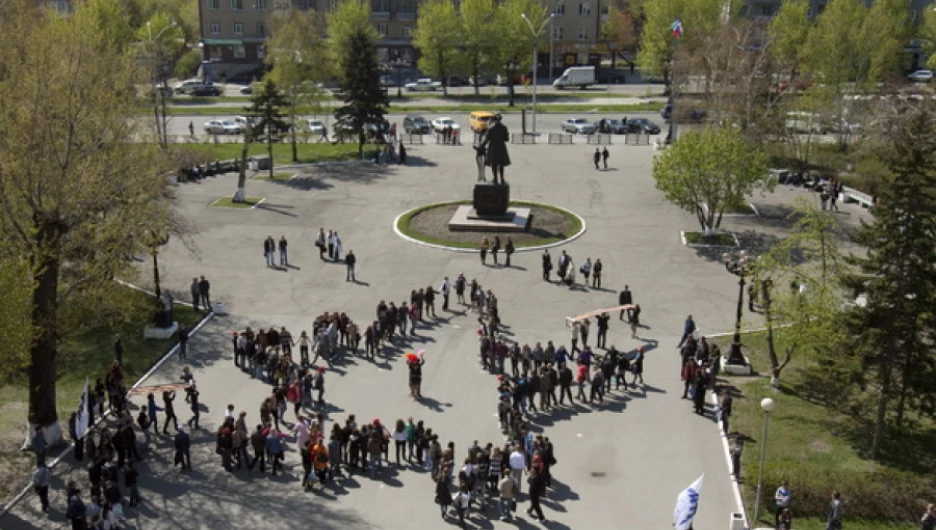 Студенты "политеха" построились в звезду Победы.