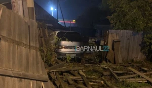 Автомобиль снес забор.