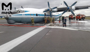 Ан-12 на "брюхе" в аэропорту Кольцово.