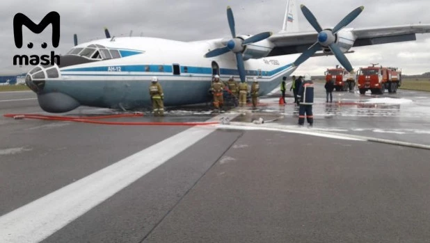 Ан-12 на "брюхе" в аэропорту Кольцово.