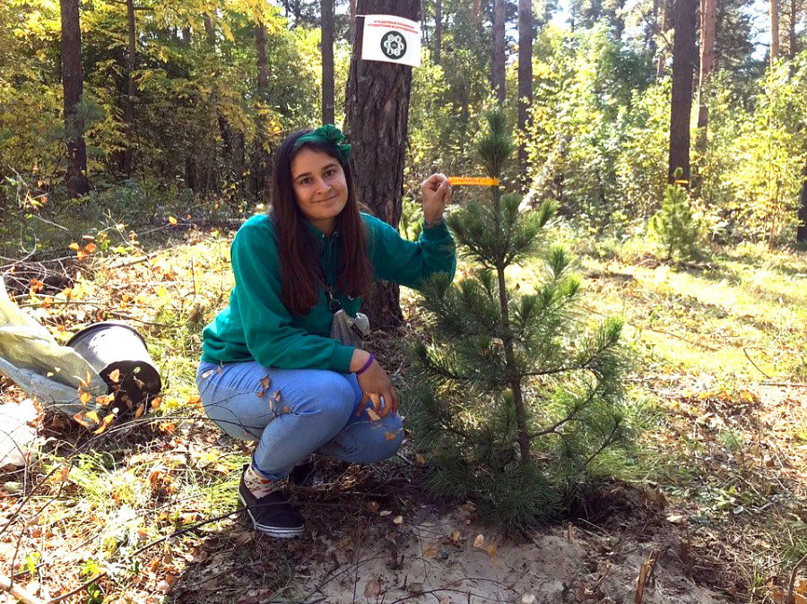 Студенты-биологи АлтГУ приняли участие в посадке молодых деревьев.