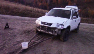 Мужчина выпал из машины на буксире.