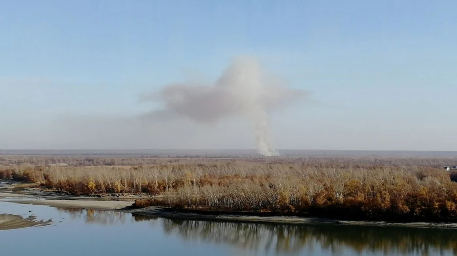 Рядом с Барнаулом горят поля.